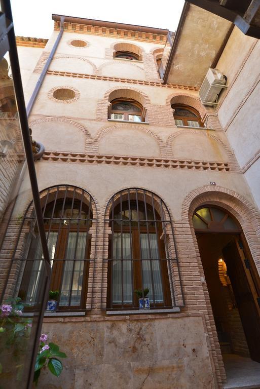 Apartamentos La Casa Del Grial Toledo Exterior photo