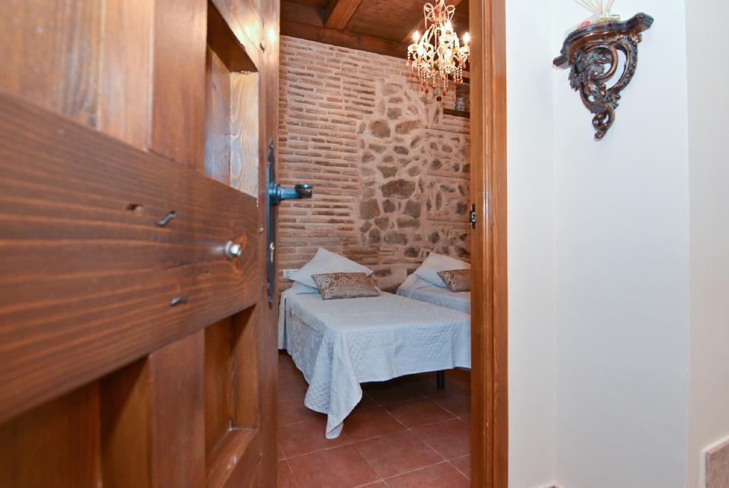 Apartamentos La Casa Del Grial Toledo Room photo